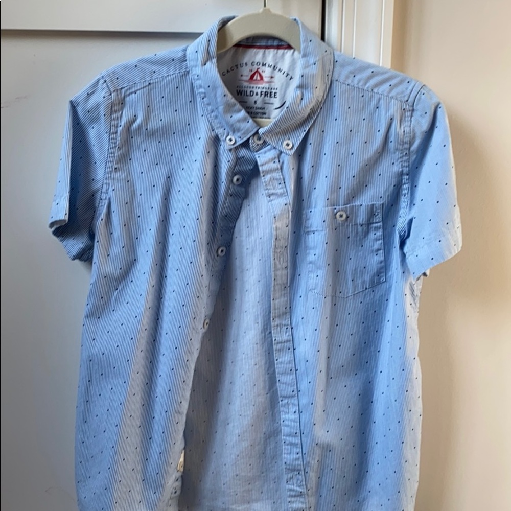 Size 8 pre owned button down shirt shirt sleeve.